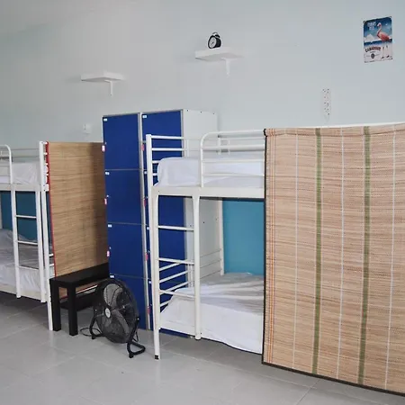 Beach And Center Backpackers Albergue *